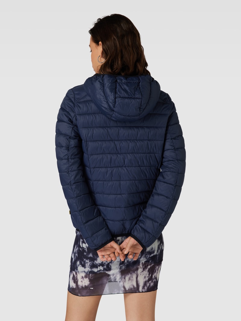 Steppjacke mit Label-Detail in dunkelblau