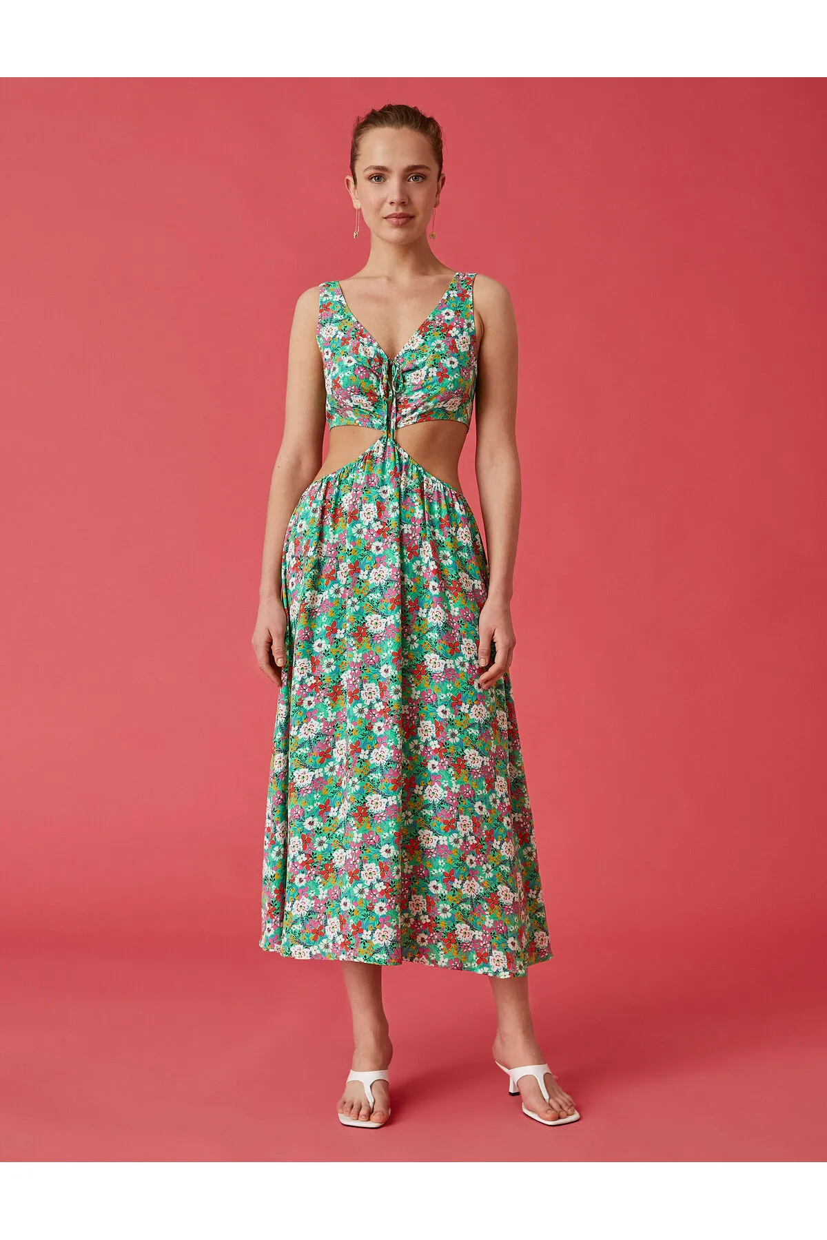 Koton  Langes Blumenkleid mit dicken Trägern und Fensterdetail