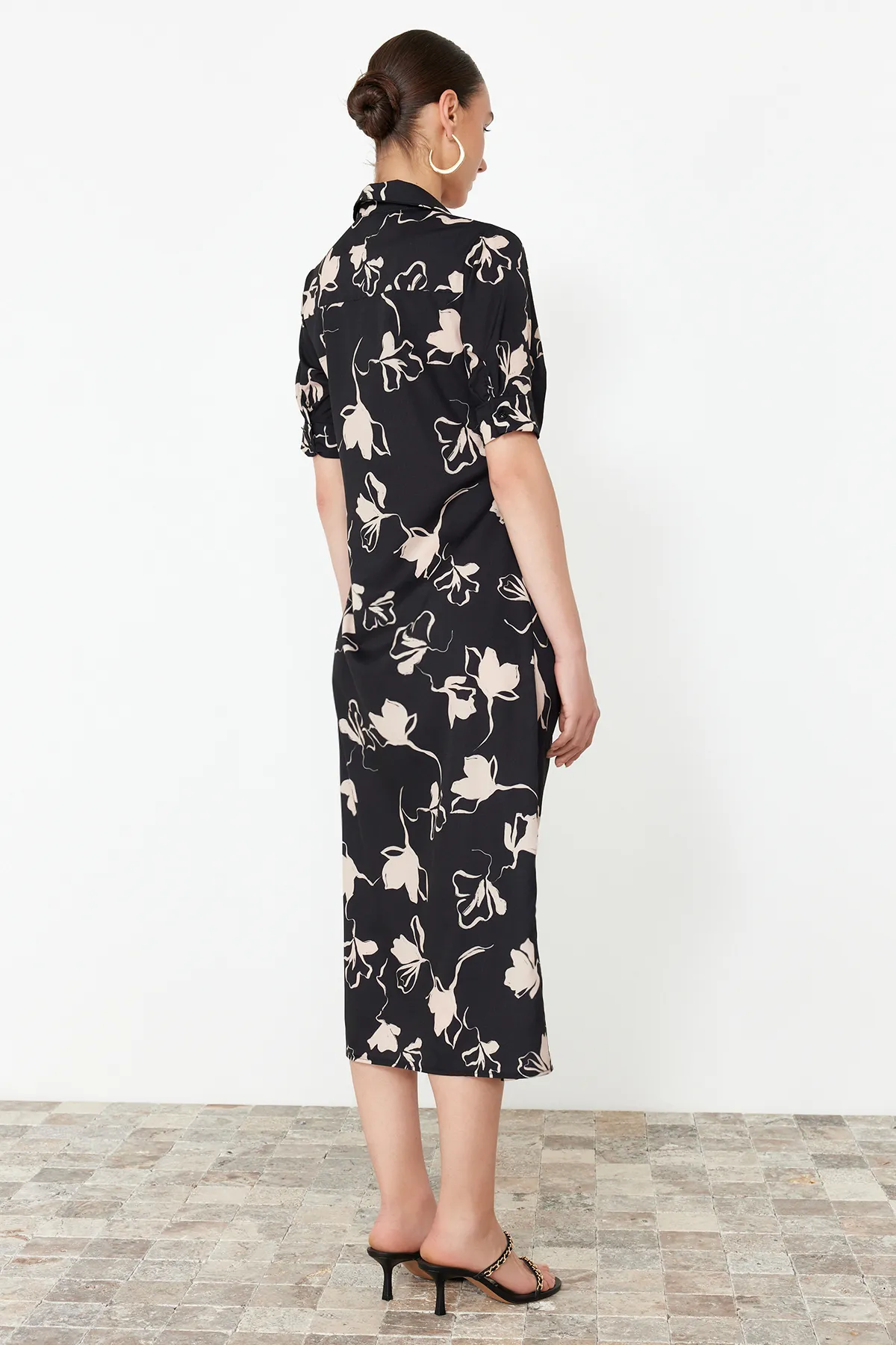 Trendyol Collection  Schwarzes, gewebtes Hemdkleid mit Raffung und Detail TWOSS21EL1018