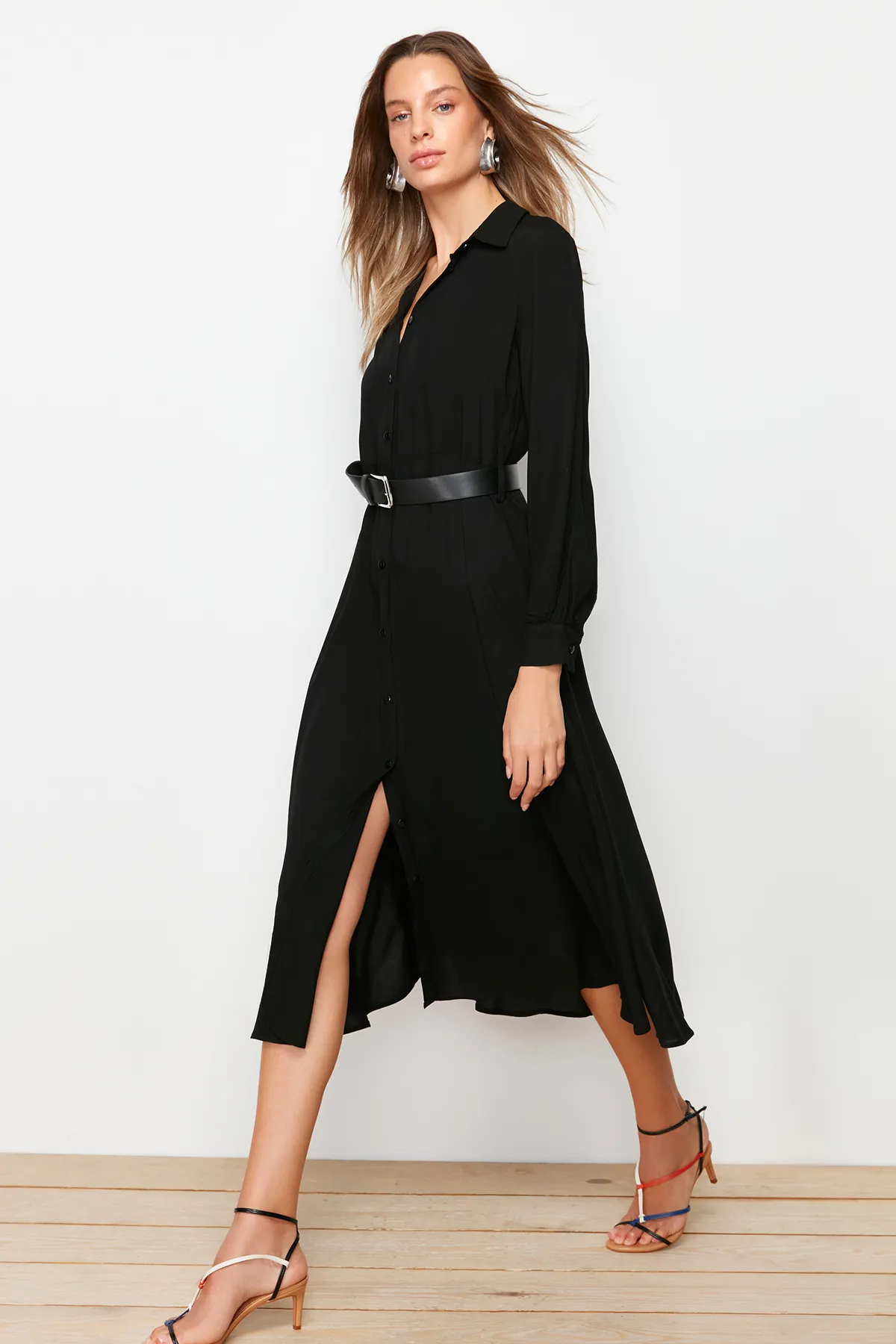 Trendyol Collection  Schwarzes gewebtes Mxi-Hemdkleid mit Gürtel TWOAW21EL1428