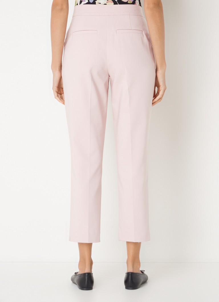 Pantalonii Ulrica de la Phase Eight au talie înaltă, croială mulată și sunt confecționați din material elastic.