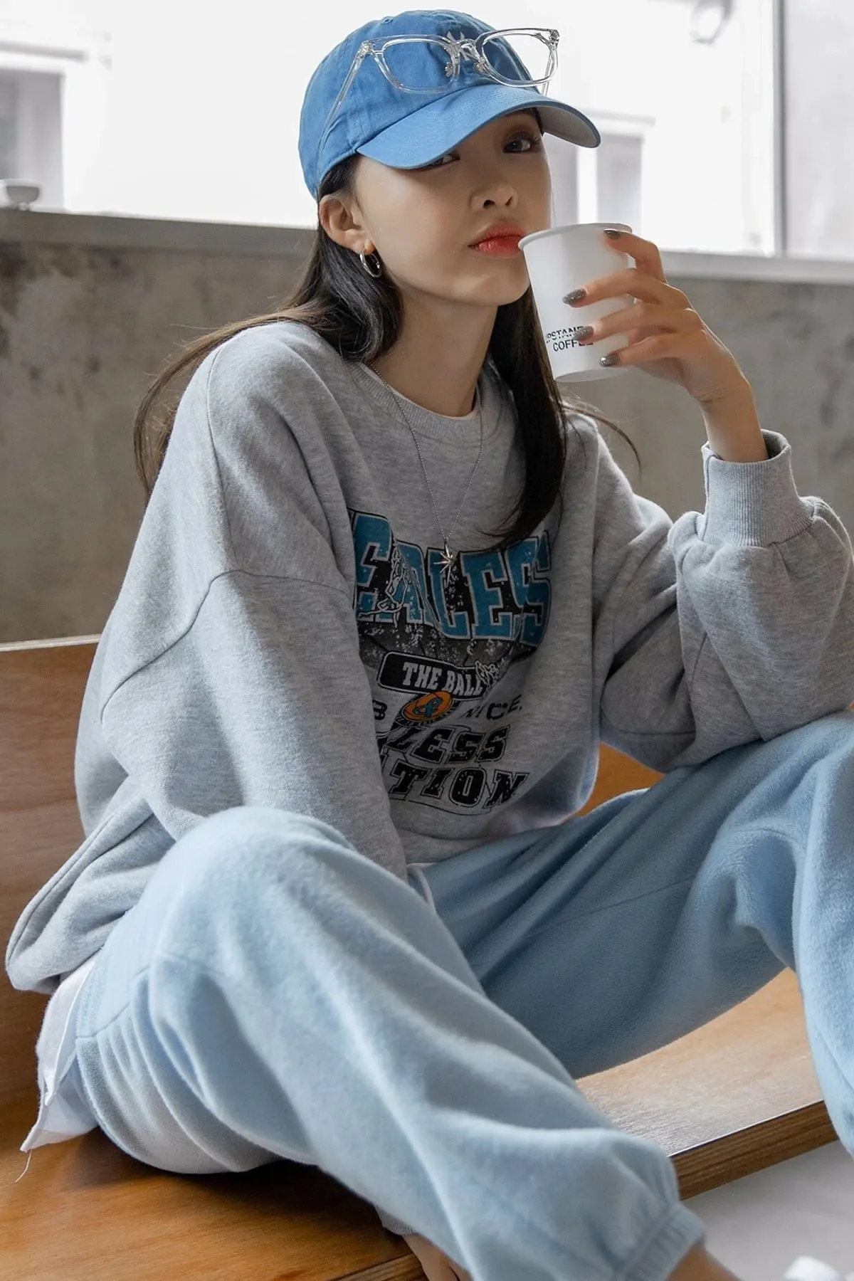 MODAGEN  Graues Unisex-Kapuzenpullover mit Oversize-Aufdruck