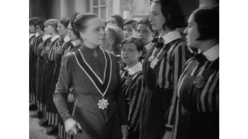 Mädchen in Uniform
