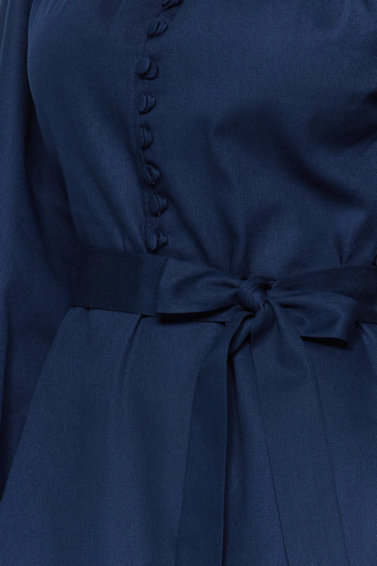 Trendyol Collection  Marineblaues Webkleid mit hohem Kragen TWOAW22EL1346