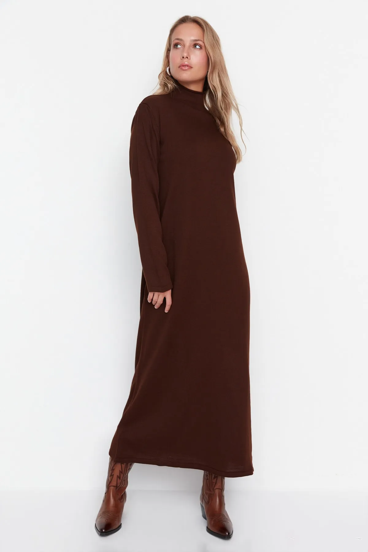 Trendyol Modest  Braunes Rollkragen-Strickkleid TCTAW23EB00001