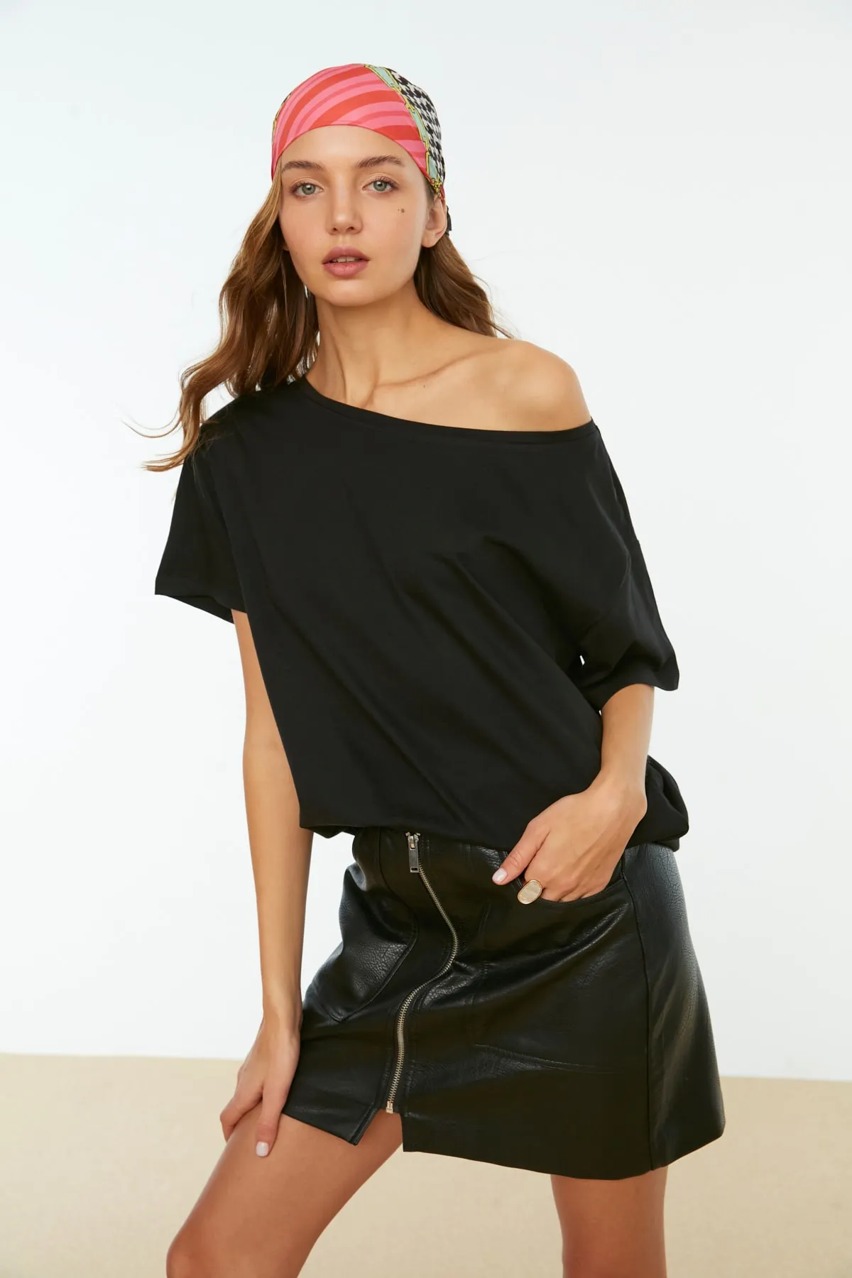 Trendyol Collection  Schwarzes Boyfriend-Strick-T-Shirt mit U-Boot-Ausschnitt und weiter Passform aus 100 % Baumwolle TWOSS20TS0140