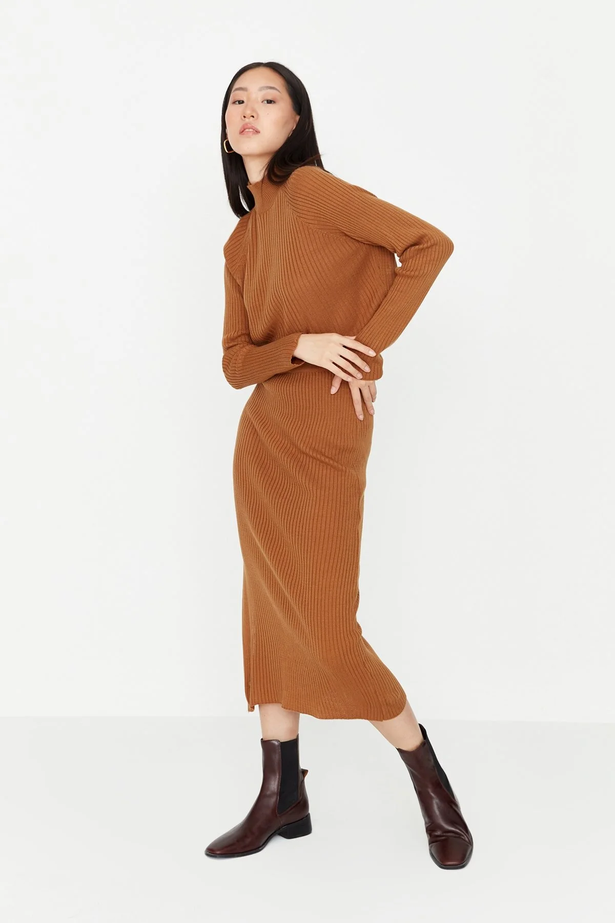 Trendyol Collection  Braunes, kurzes Basic-Set aus Strickoberteil und -unterteil mit Rock TWOAW23AU00170