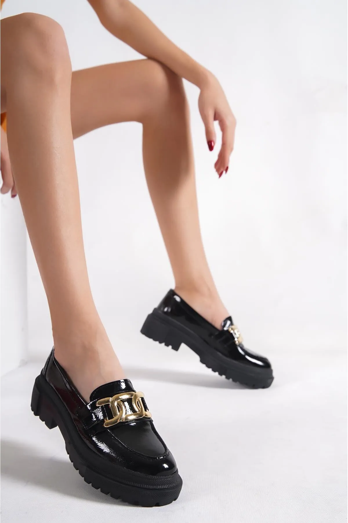 Capone Outfitters  Capone Damen-Loafer mit ovaler Zehenpartie, Metallzubehör, Trak-Sohle, faltiges Lackleder, Schwarz