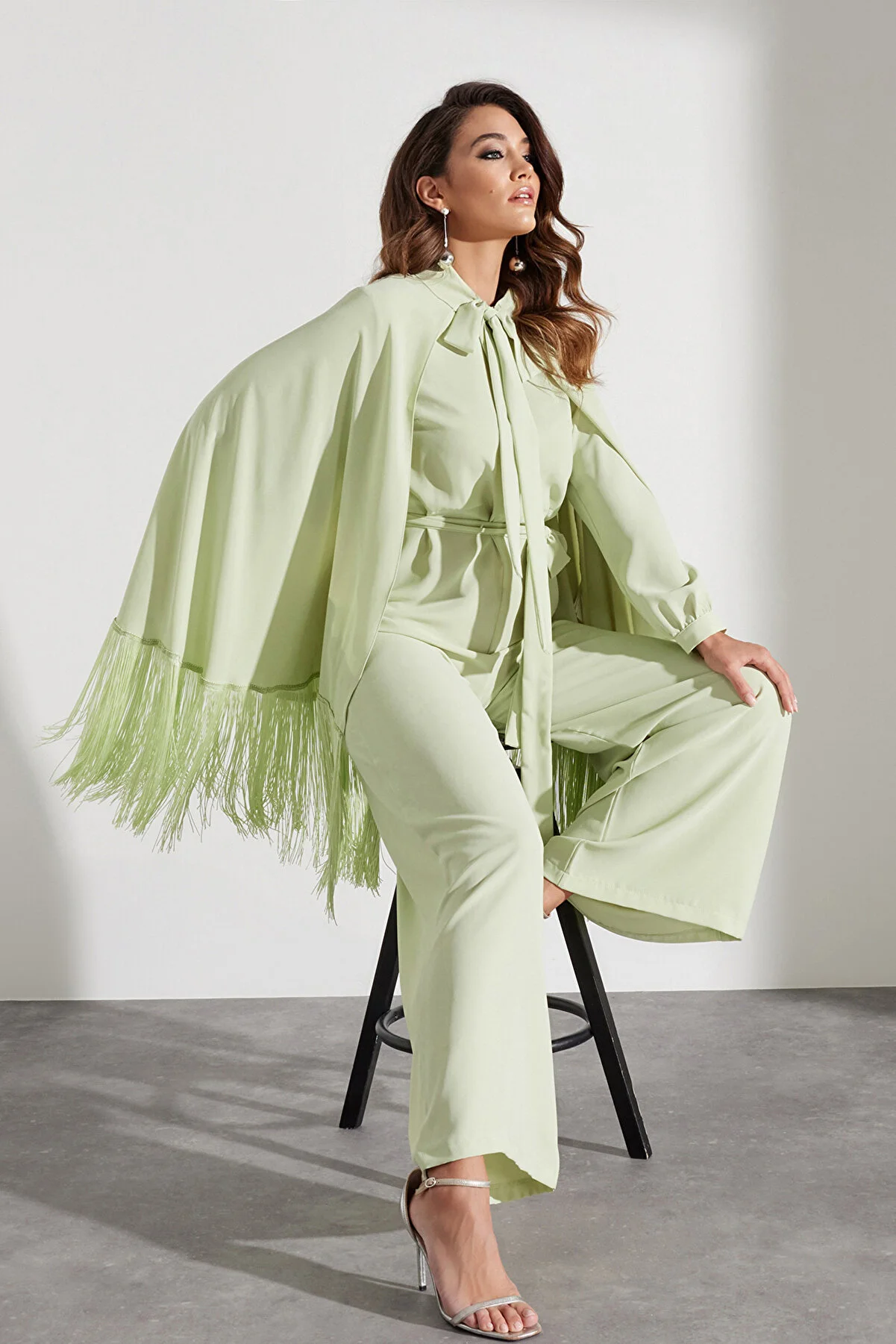 Trendyol Modest  Hellgrüner Cape-Jumpsuit mit Quasten, Abendkleid TCTAW24DB00007