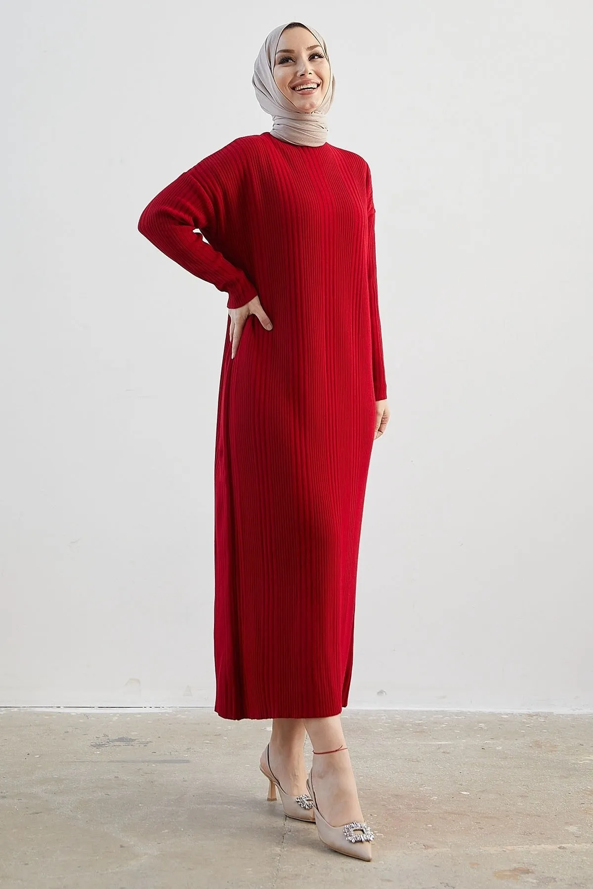 InStyle  Langes Strickkleid mit Rollkragen von Arissa – Rot