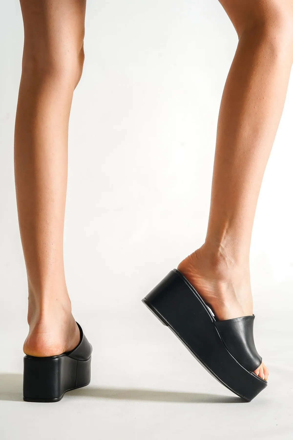 Capone Outfitters  Capone Skin Wedge Heeled Single Strap Damen-Flatform-Hausschuhe
