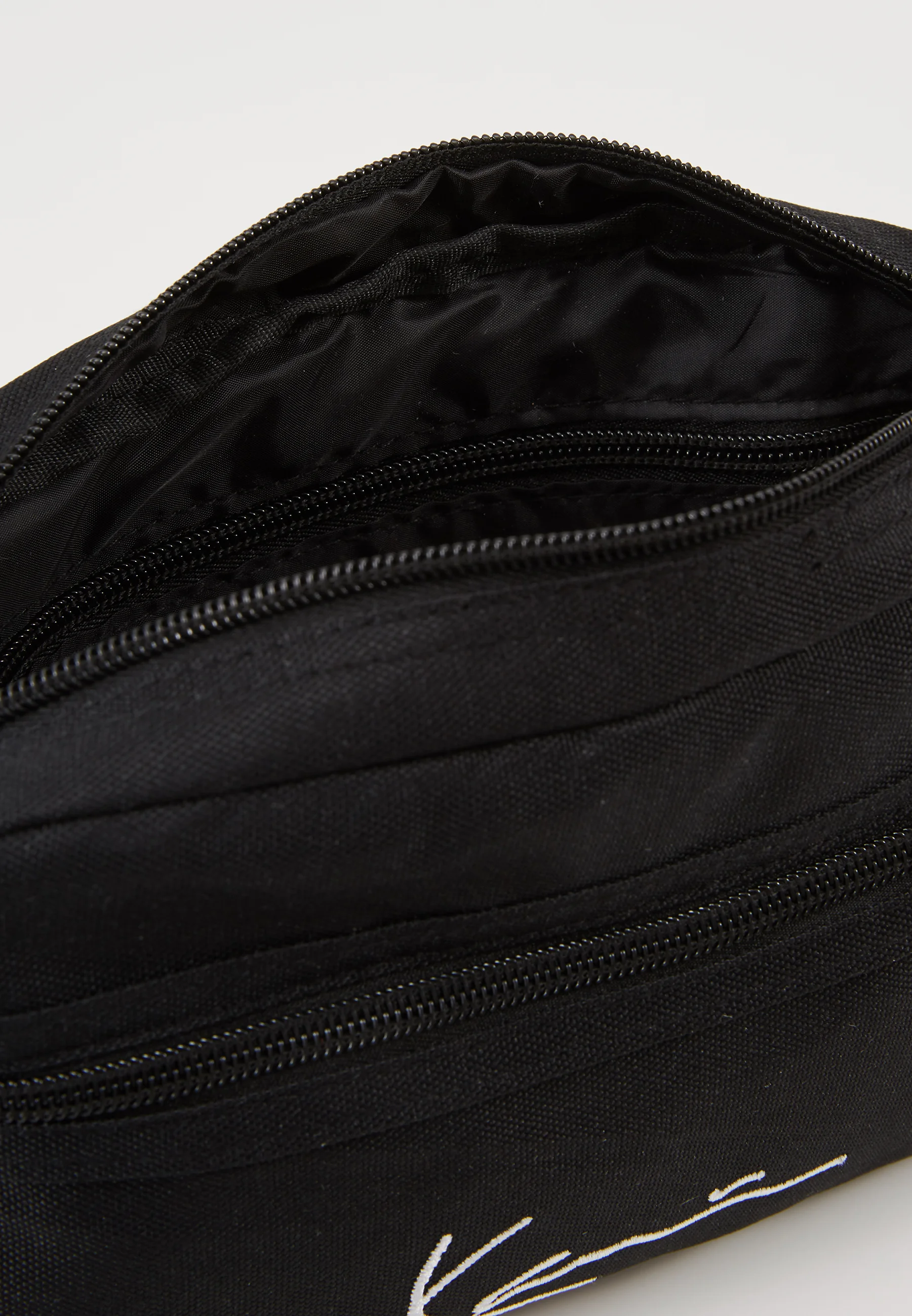 BOLSO DE RIÑONA CON CINTA DE FIRMA KK DE KARLA KANI - Riñonera