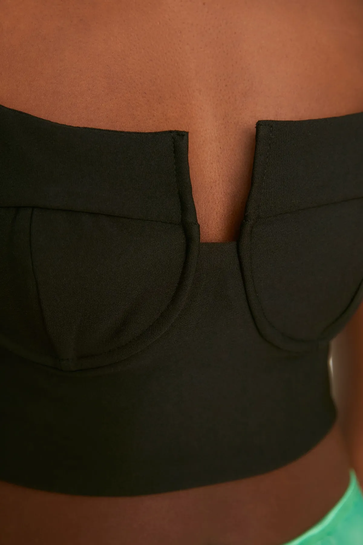 Trendyol Collection  Detailliertes Bustier mit schwarzem Kragen TPRSS21BS0035