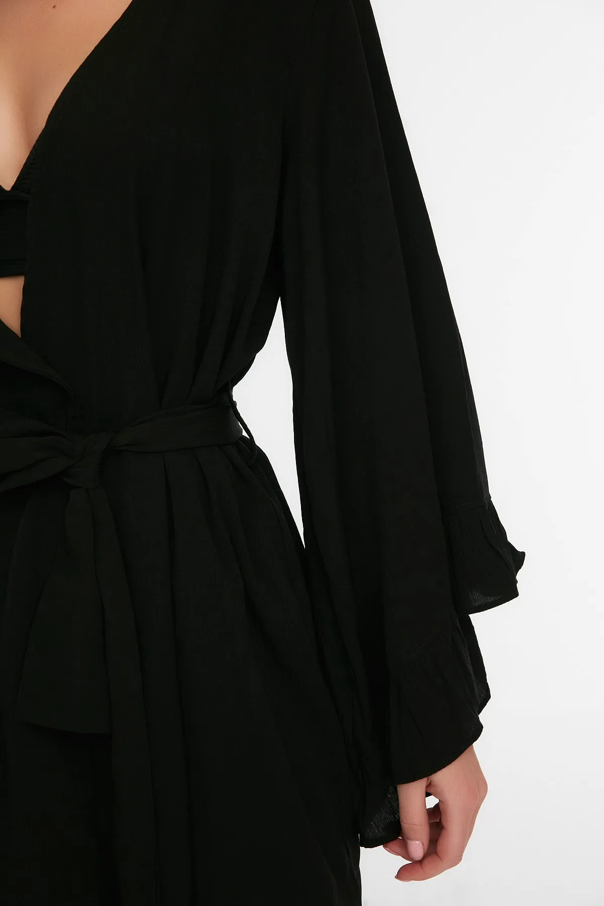 Trendyol Collection  Schwarzer, gewebter Mini-Kimono und Kaftan mit Gürtel und Gürtel TBESS21KM0002