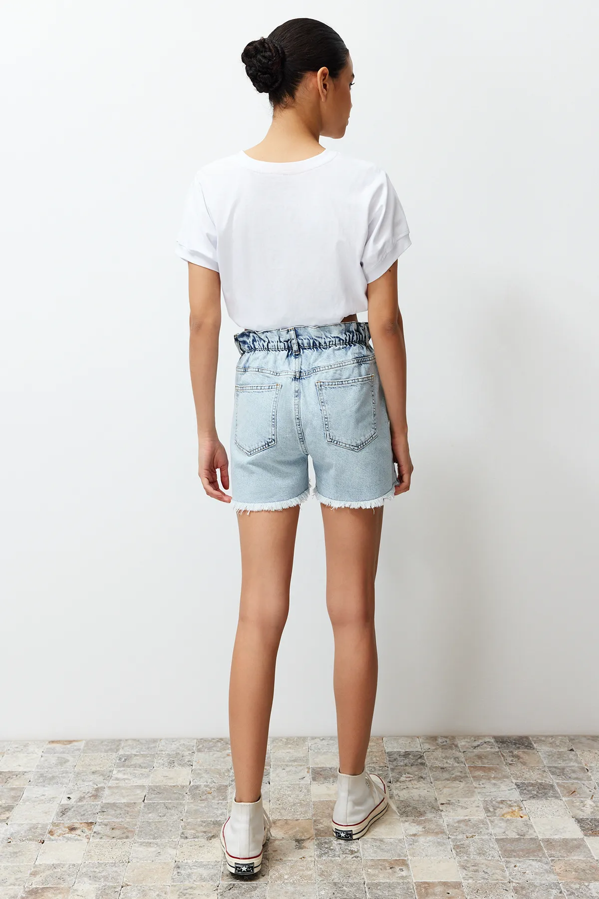 Trendyol Collection  Hellblaue Jeansshorts und Bermuda mit elastischem Bund TWOSS24SR00057
