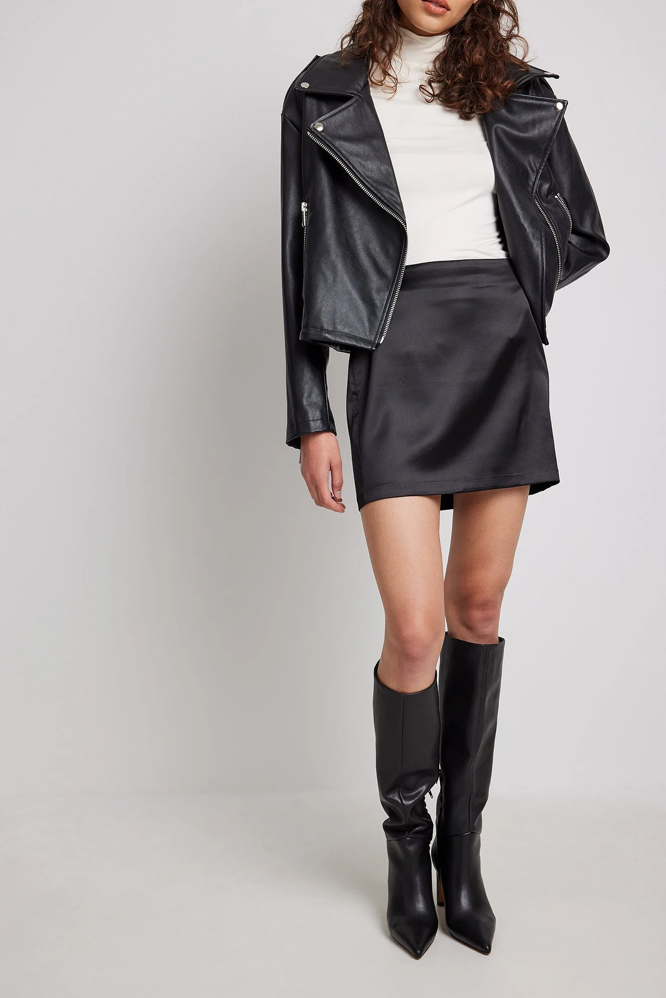 Hoch taillierter Satin-Minirock