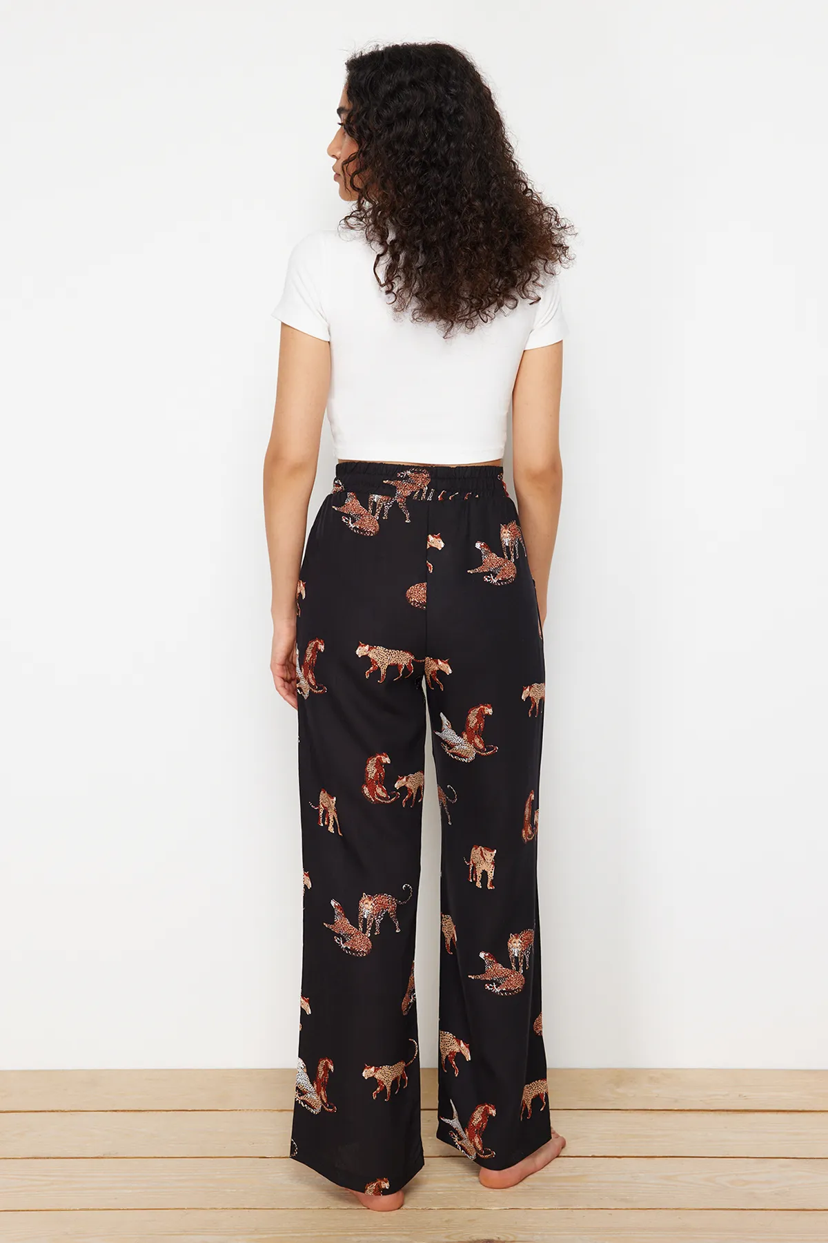 Trendyol Collection  Schwarze Pyjamahose aus Viskosegewebe mit Tiermuster THMSS24PJ00031