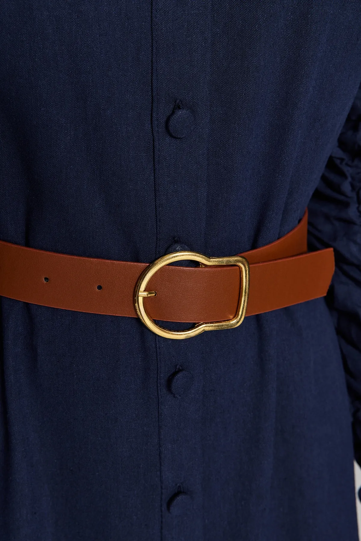 Trendyol Modest  Marineblaues Hemdblusenkleid aus gewebtem Leinengemisch mit Gürtelärmeln, gerafften Taschen und Details TCTSS23EB00152