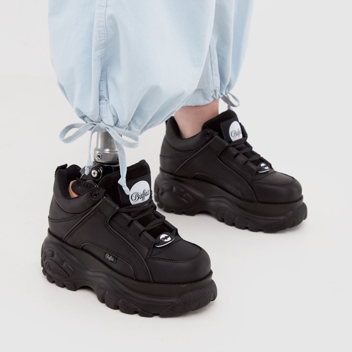 Buffalo London – Svarta klassiska låga sneakers