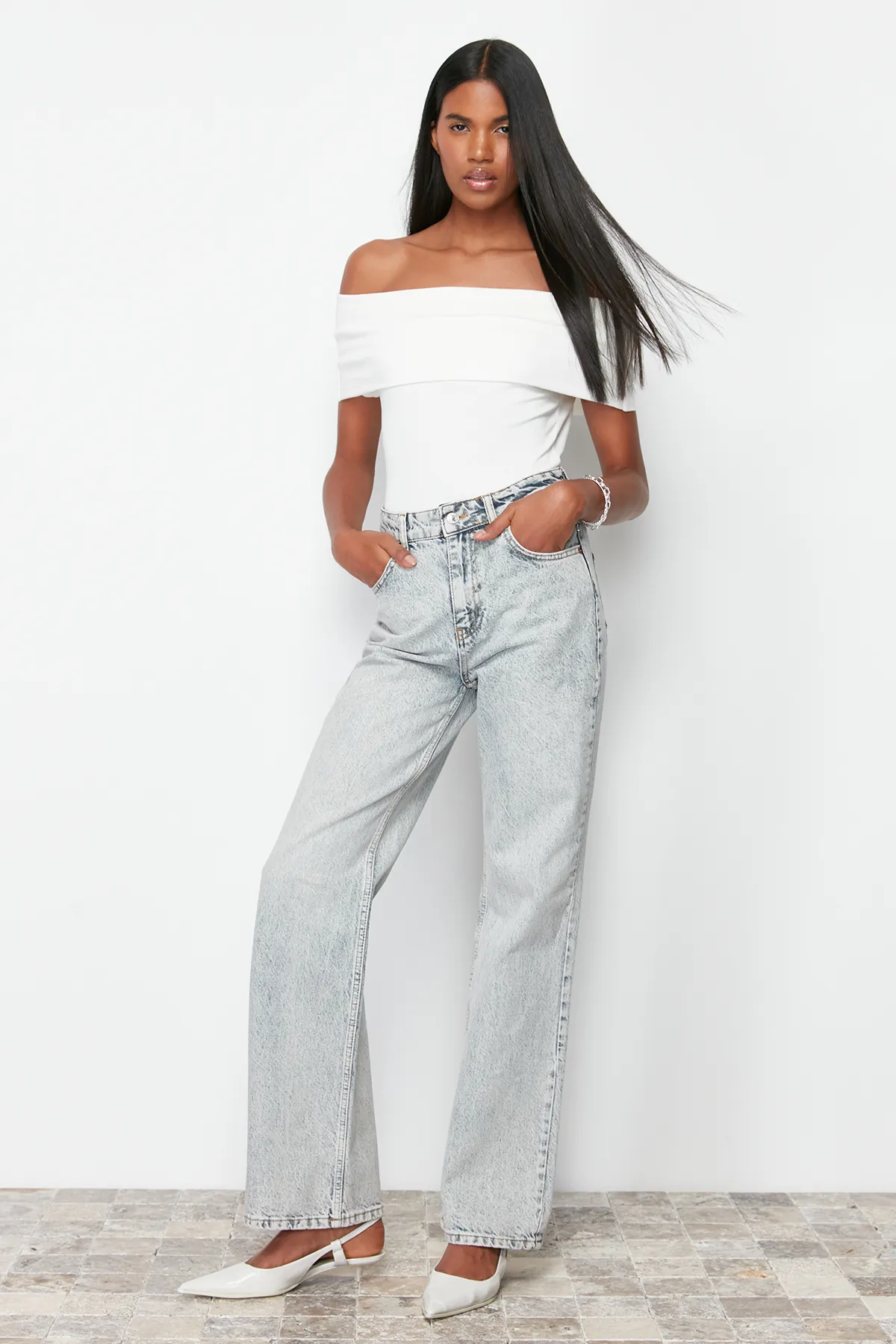 Trendyol Collection  Hellblaue Jeans mit blassem Effekt im Vintage-Stil mit hoher Taille und weitem Bein TWOAW24JE00089