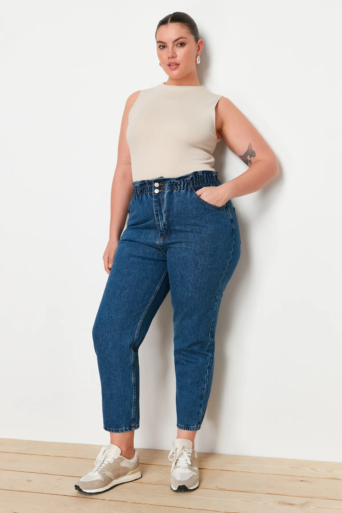 Trendyol Curve  Blaue Mom-Jeans mit hoher Taille und elastischem Bund TBBAW23JE00002