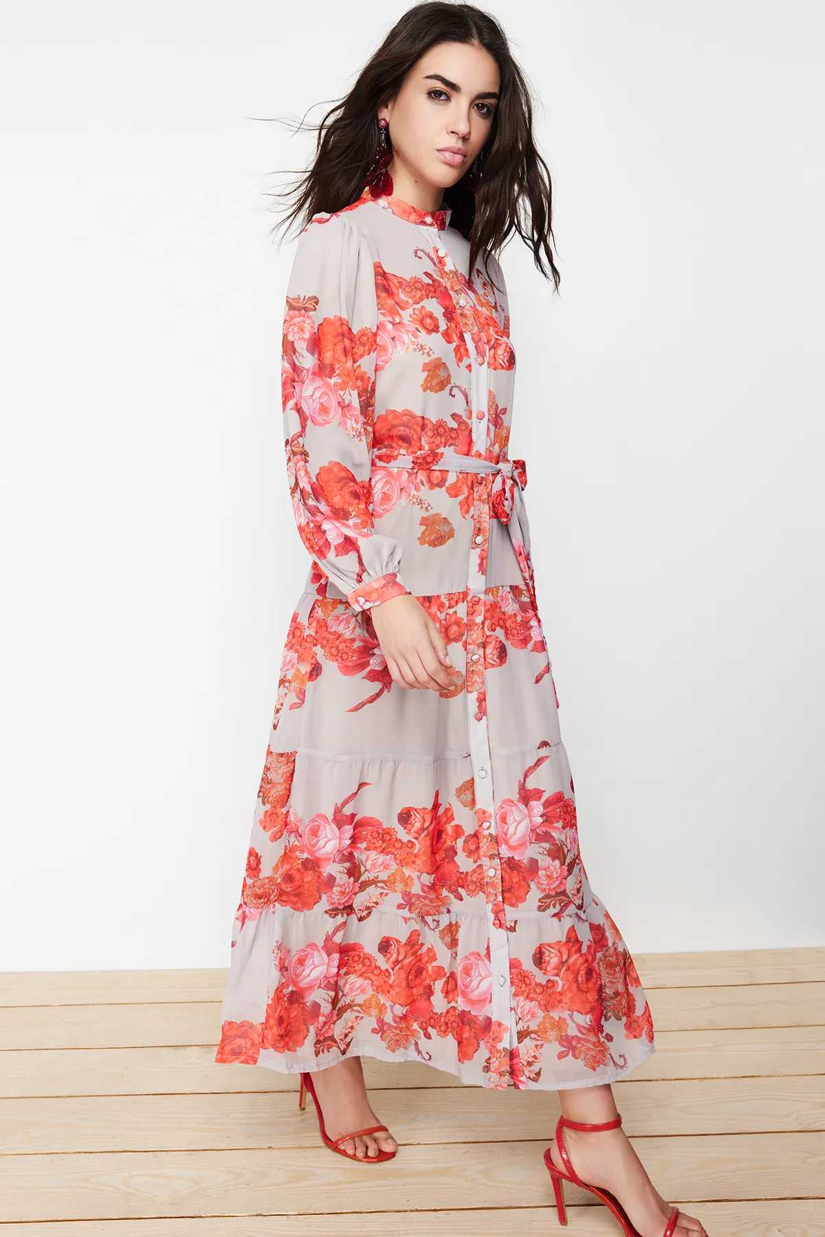 Trendyol Modest  Beigefarbenes, gefüttertes, gewebtes Kleid mit Blumenmuster und Gürtel TCTSS24EB00095