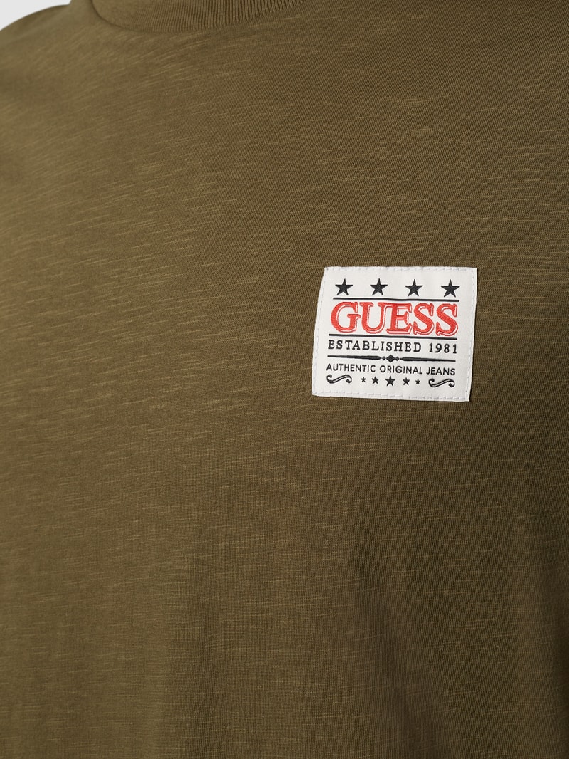 T-Shirt mit Label-Patch in olivgrün