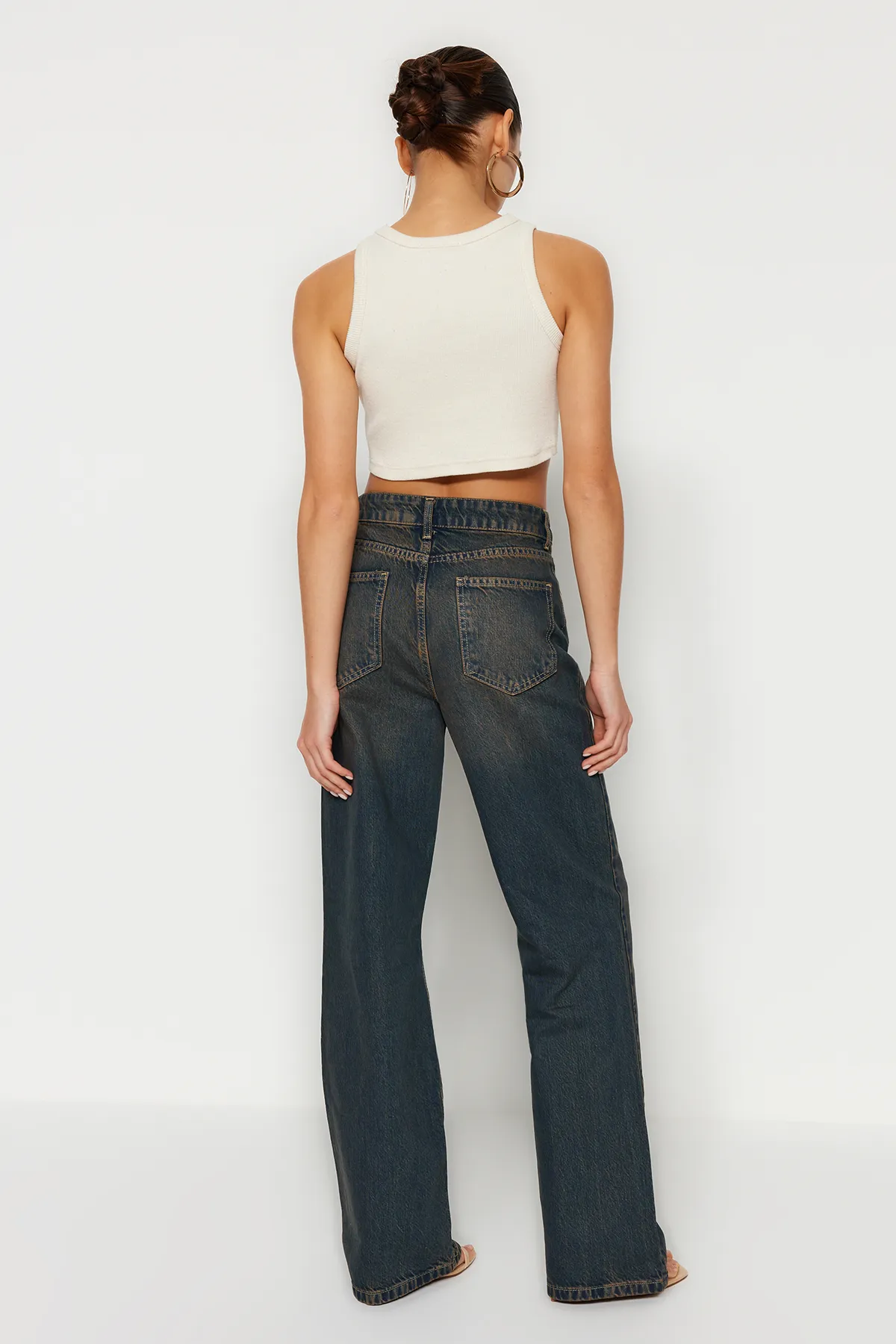 Trendyol Collection  Dunkelblaue Jeans mit blassem Effekt und hoher Taille und weitem Bein im Vintage-Stil TWOSS24JE00018