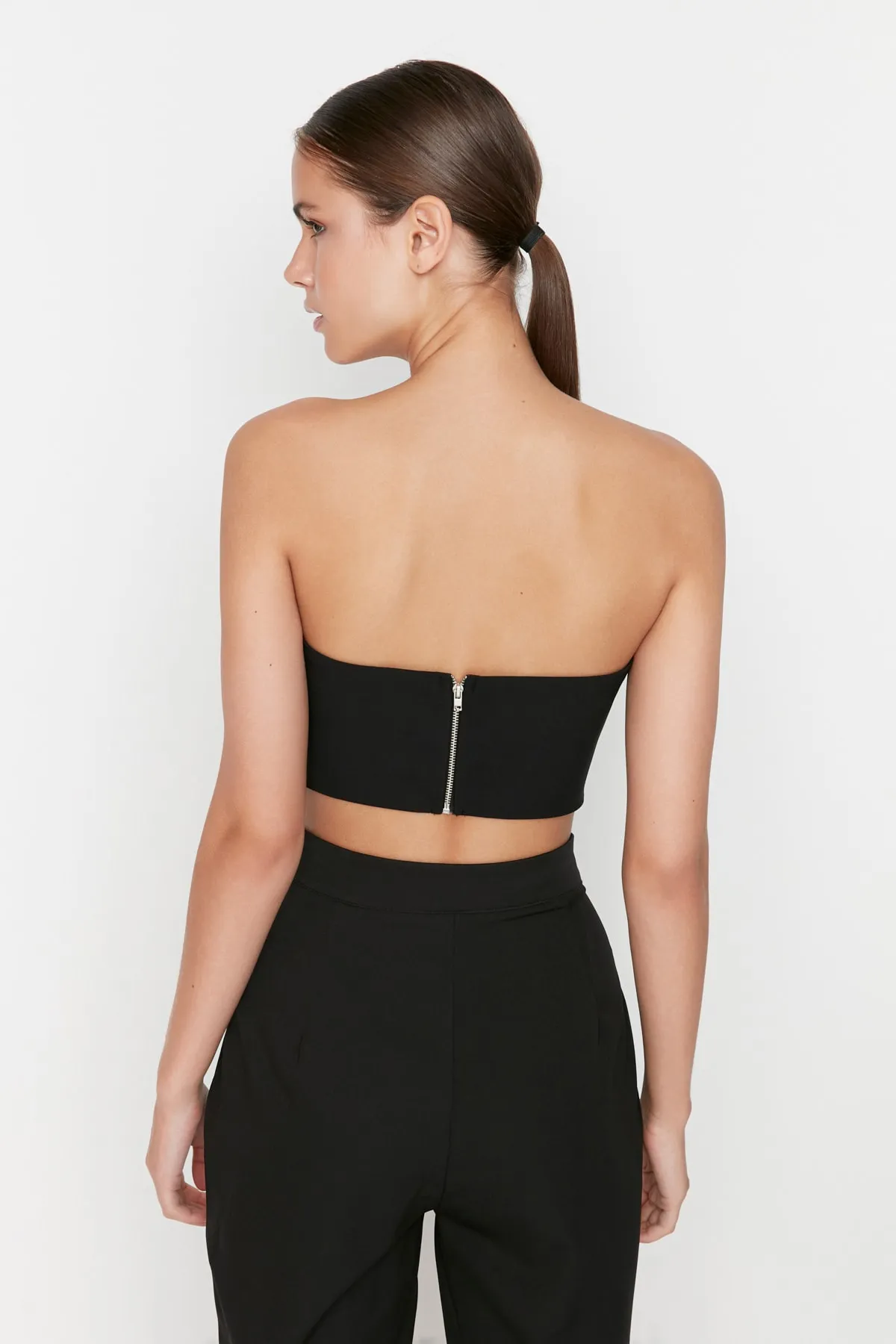 Trendyol Collection  Schwarzes, bauchfreies, gefüttertes Bustier aus Webstoff TPRSS22BS0065