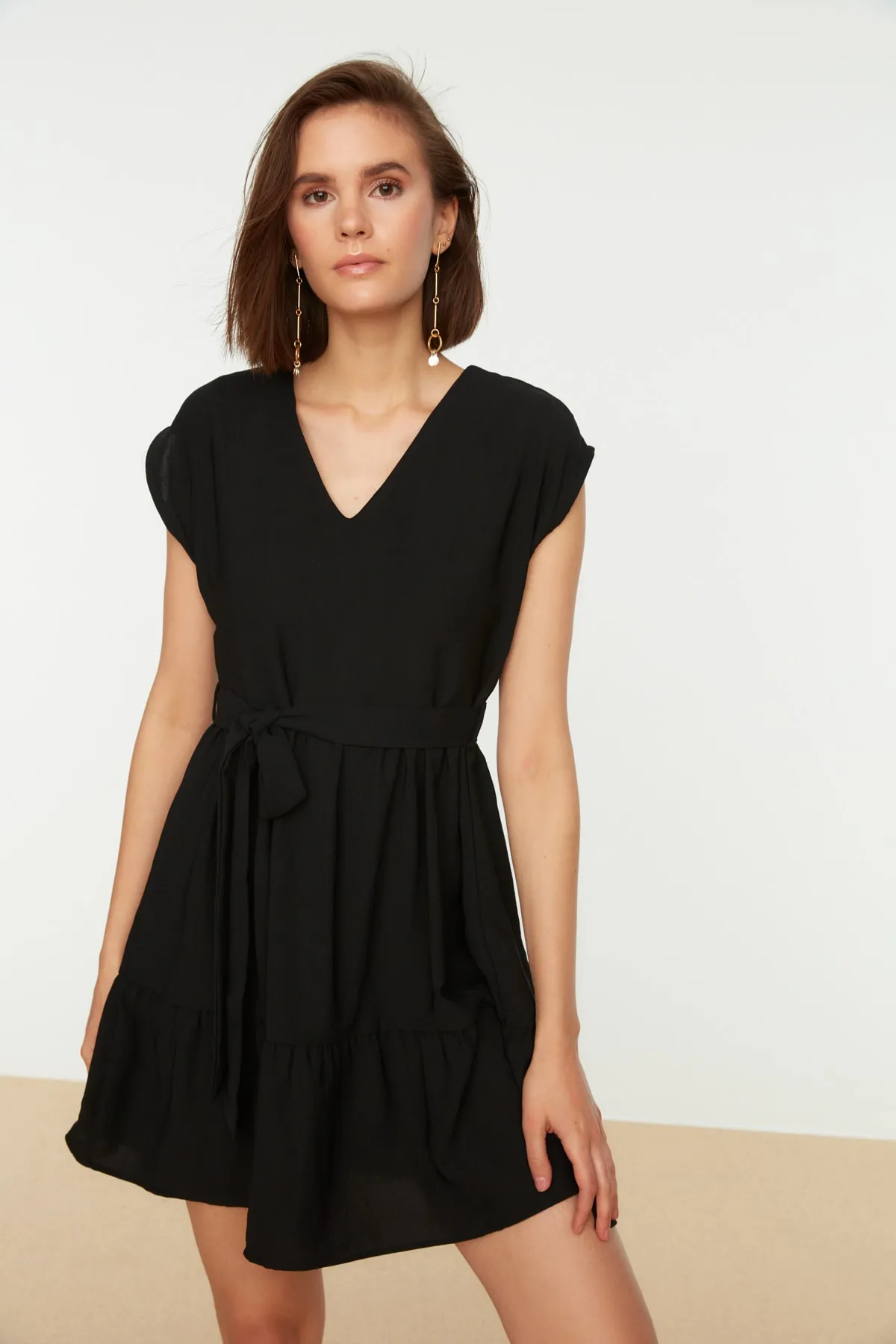 Trendyol Collection  Schwarzes Mini-Webkleid mit Gürtel und Taillenöffnung TWOSS20EL0628