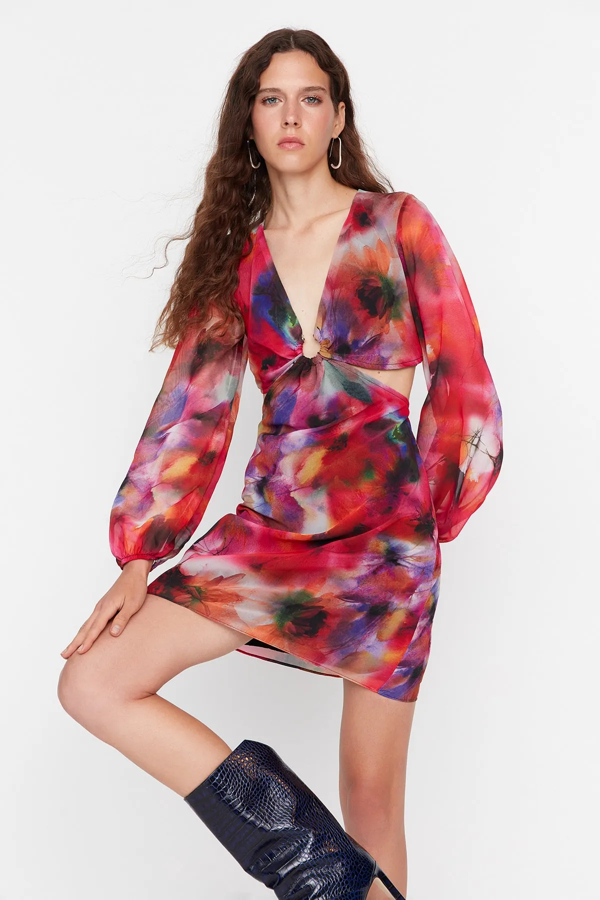 Trendyol Collection  Mehrfarbiges, gerade geschnittenes, gewebtes Mini-Fensterkleid mit detailliertem Muster aus Chiffon in limitierter Auflage TWOSS22EL2574