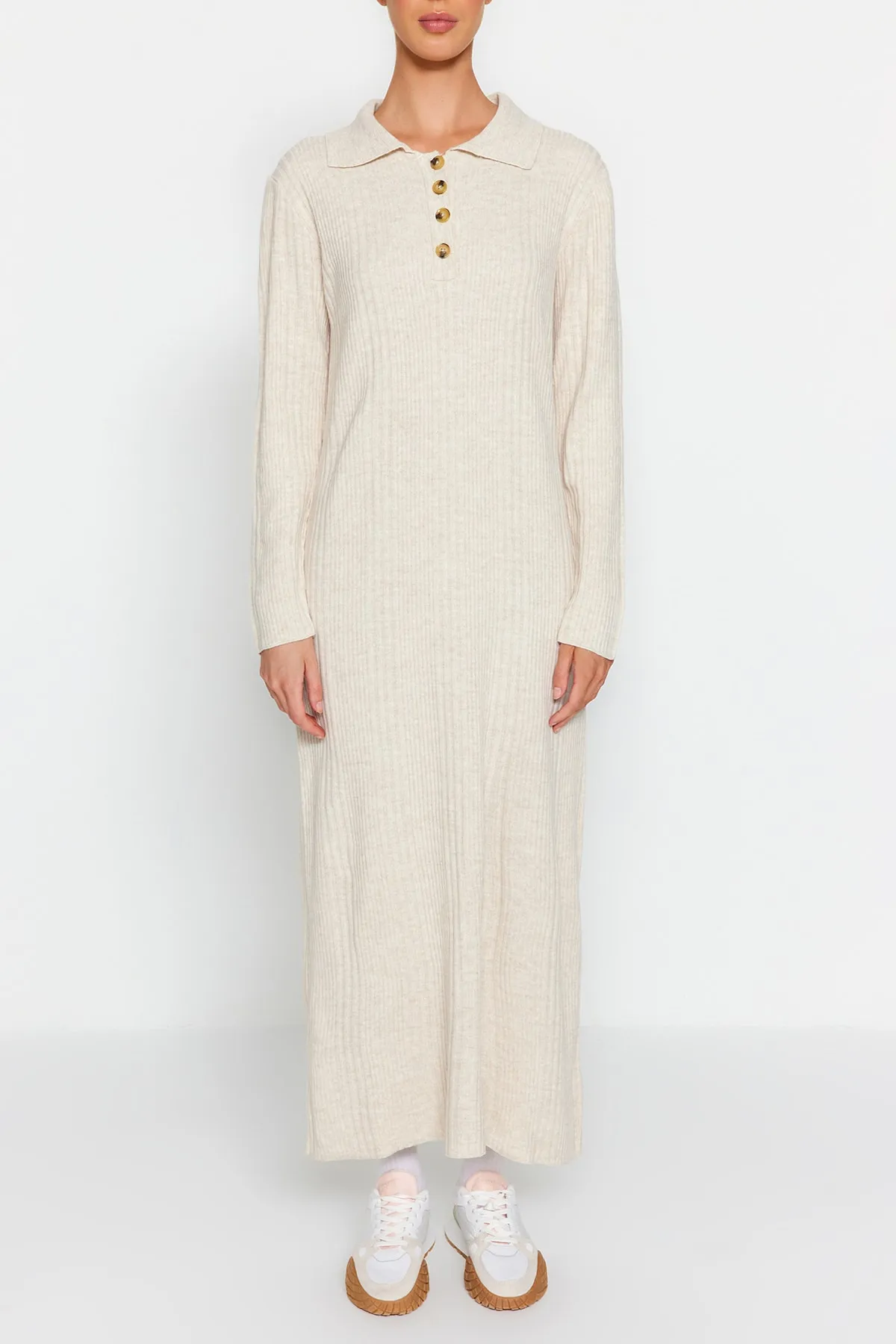 Trendyol Modest  Beiges, geripptes Strickkleid mit Polokragen und bequemer Passform TCTAW24EB00025