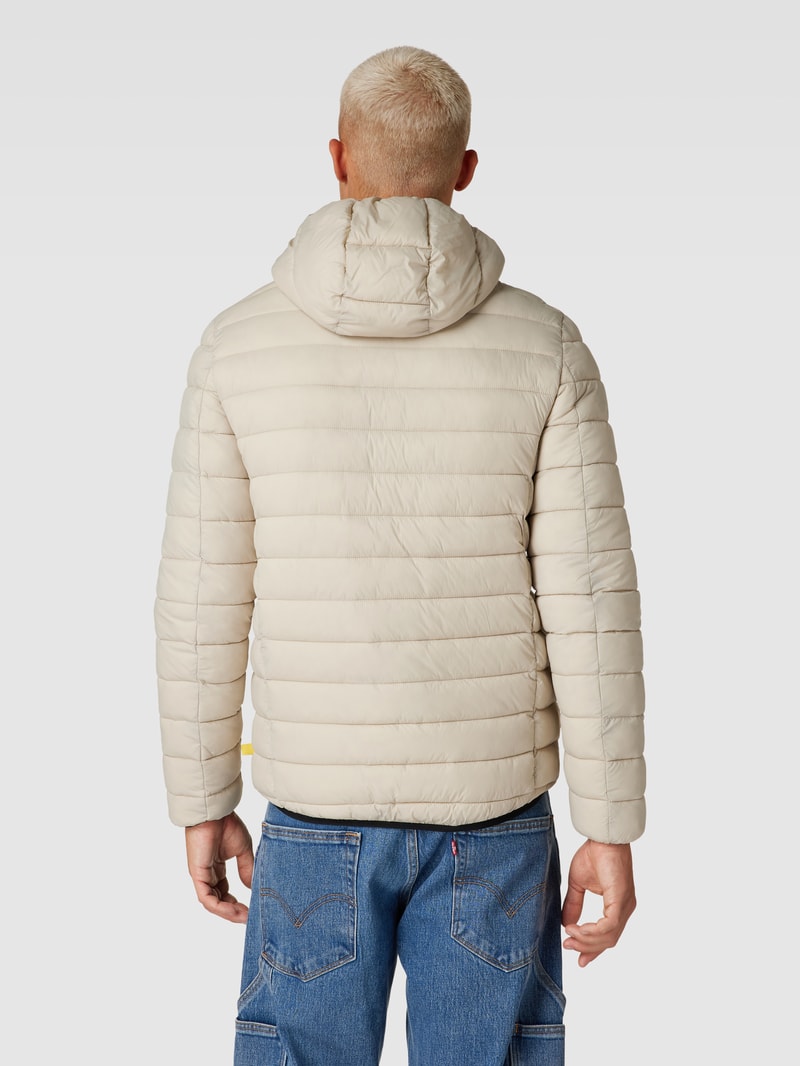 Steppjacke mit Kapuze in schlamm