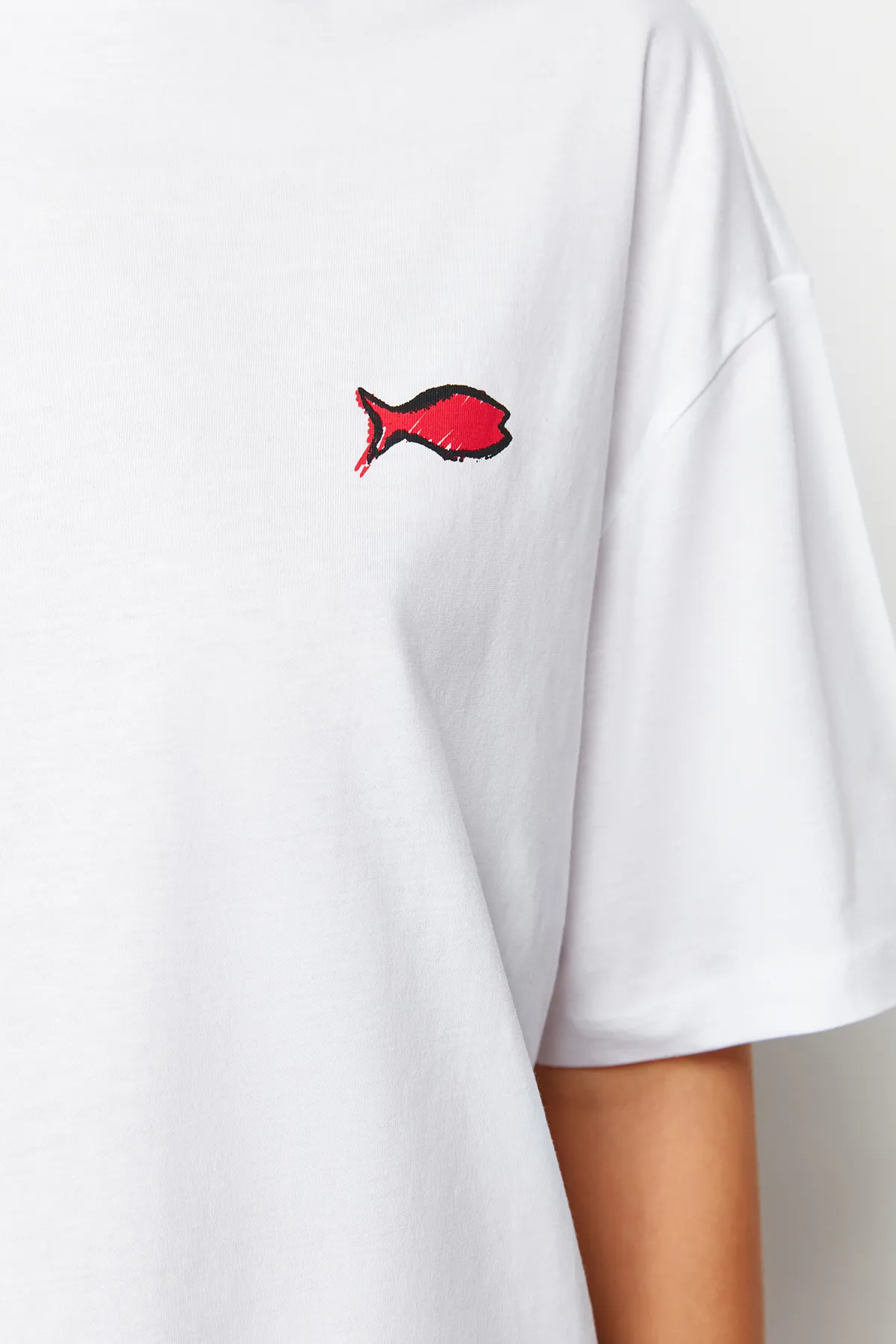 Trendyol Collection  Weißes, bedrucktes, übergroßes/weites Strick-T-Shirt mit Rundhalsausschnitt aus 100 % Baumwolle TWOSS23TS00329