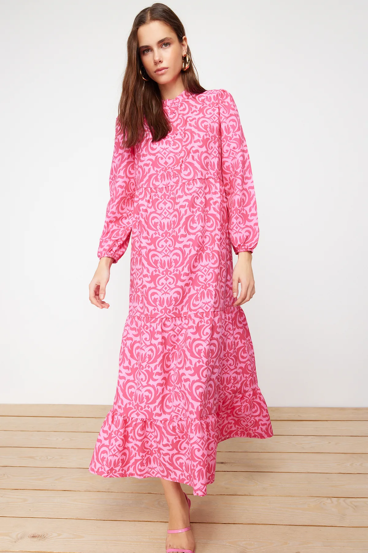 Trendyol Modest  Fuchsiafarbenes, gemustertes Kleid aus gewebter Baumwolle mit halber Knopfleiste und weiter Passform TCTSS23EB00222