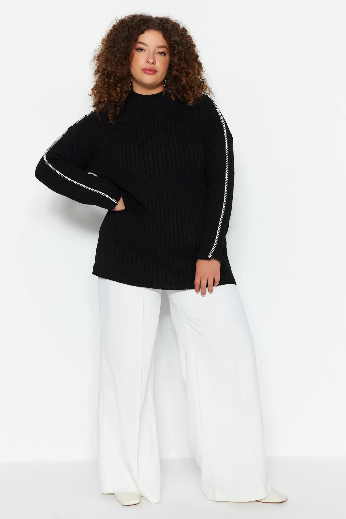 Trendyol Curve  Schwarzer Strickpullover mit Nähten und detaillierten Details TBBAW24AN00096