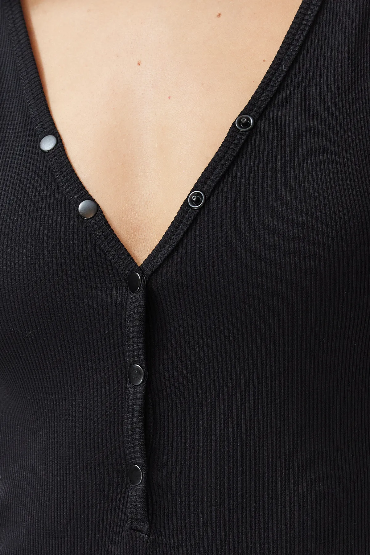 Trendyol Collection  Schwarzer, körperbetonter, gerippter, flexibler Strickbody mit V-Ausschnitt und Druckknopfverschluss TWOSS24BD00032