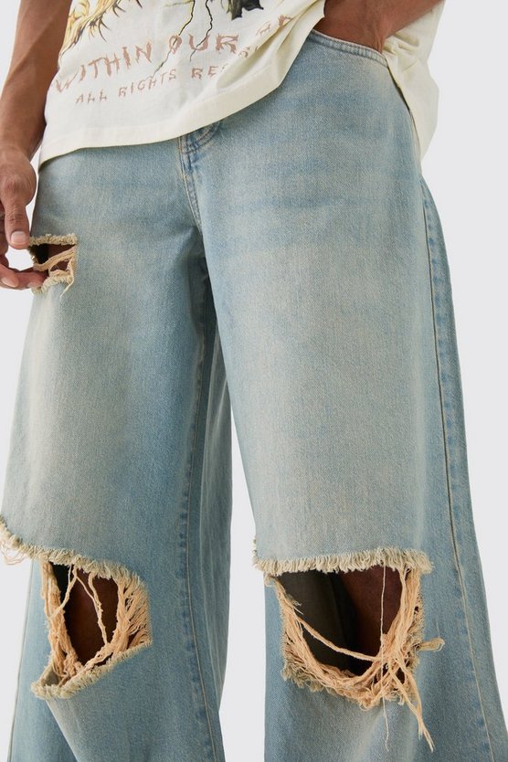Extrem lockere Jeans in Hellblau mit Riss am Knie