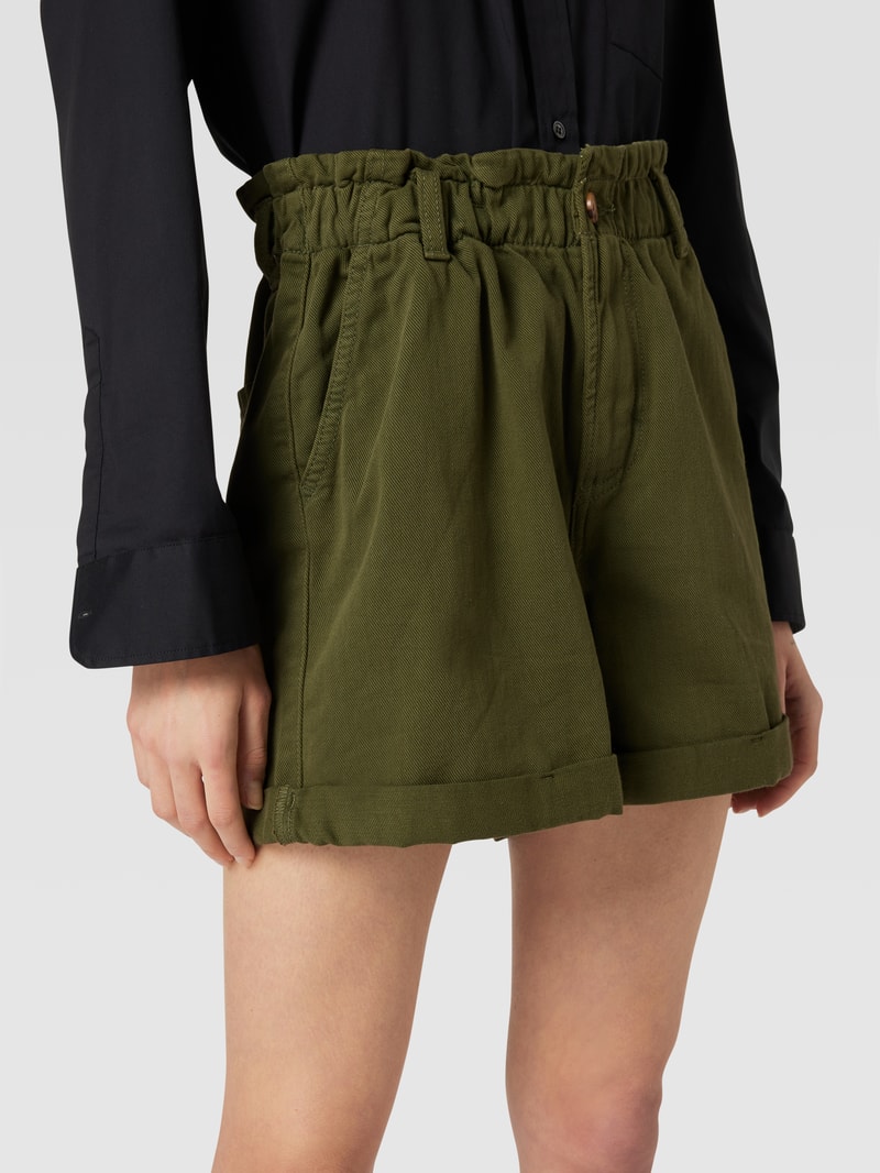 Shorts mit seitlichen Eingrifftaschen in olivgrün