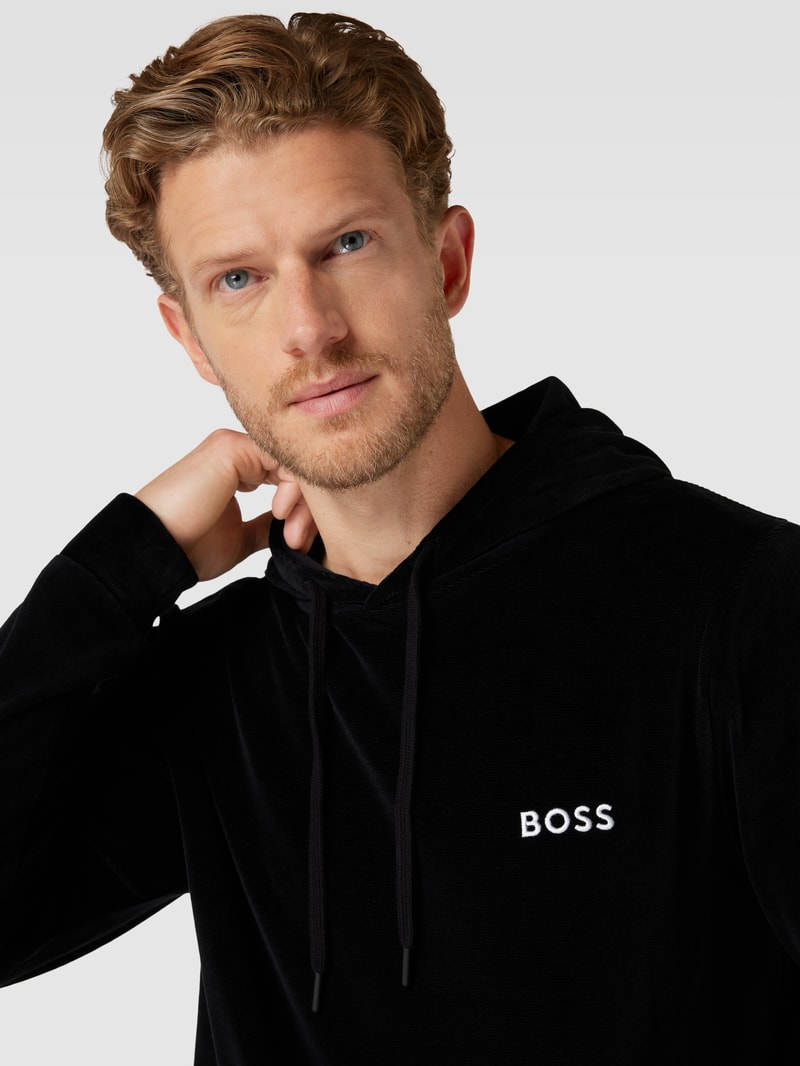 Hoodie mit Känguru-Tasche in schwarz