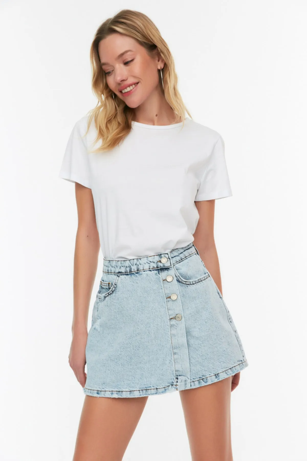 Trendyol Collection  Blauer Jeans-Shorts-Rock mit Knopfleiste und hoher Taille TWOSS22SR0448