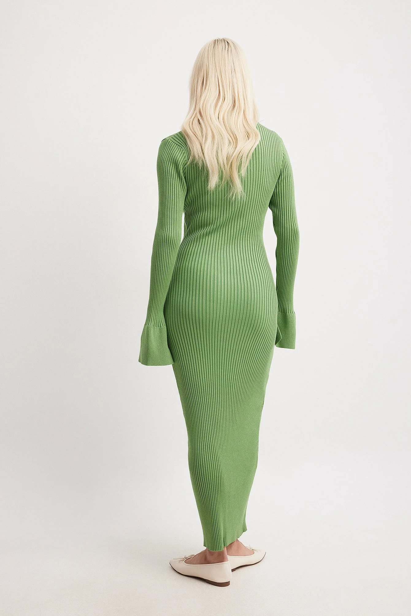 Rippenstrick-Kleid mit Trompetenärmeln