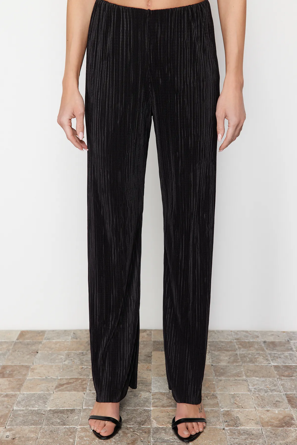 Trendyol Collection  Schwarze Stretch-Strickhose mit Bügelfaltenfutter TWOSS24PL00033