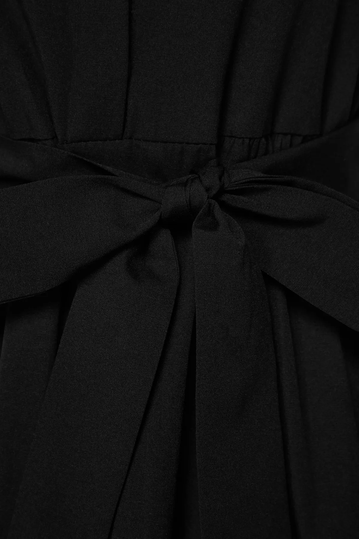 Trendyol Modest  Schwarzes gewebtes Kleid mit Gürtel, Chief-Kragen und Knopfdetail TCTSS21EL3343