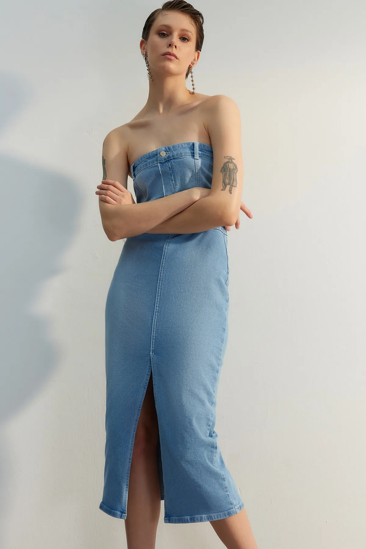 Trendyol Collection  Eisblauer Body mit Schlitz und detailliertem Midi-Denim-Stilvollem Abendkleid TPRSS23EL00539