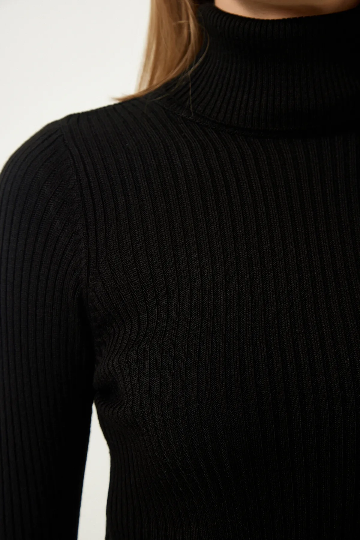 Happiness İstanbul  Schwarzer hochgeschnittener gerippter Lycra-Pullover für Damen DD01007