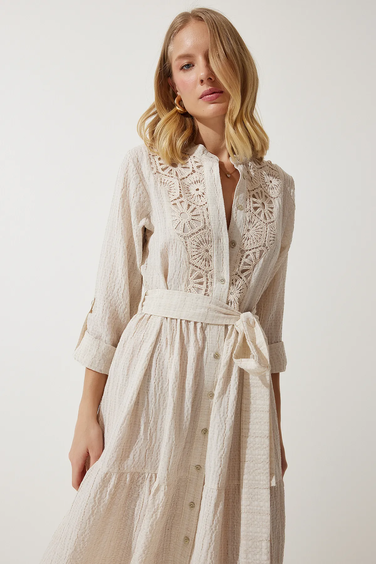 Happiness İstanbul  Cremefarbenes, langes Hemdkleid aus Leinen mit Volant und Spitze für Damen, DM00133