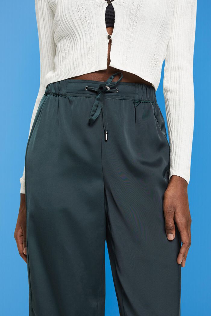 Satinhose mit weitem Bein