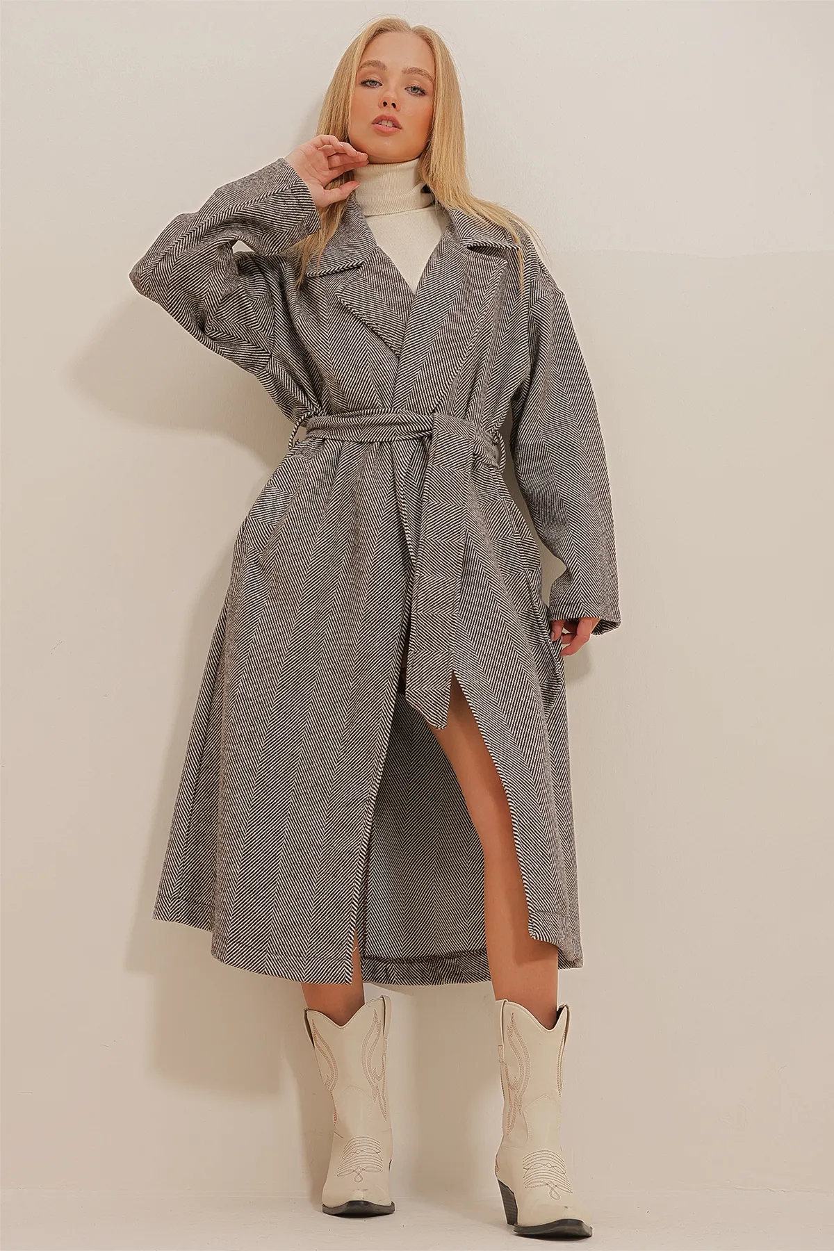 Trend Alaçatı Stili  Brauner zweireihiger Mantel für Damen mit Taillengürtel und Fischgrätmuster im Stempelmuster ALC-X10824