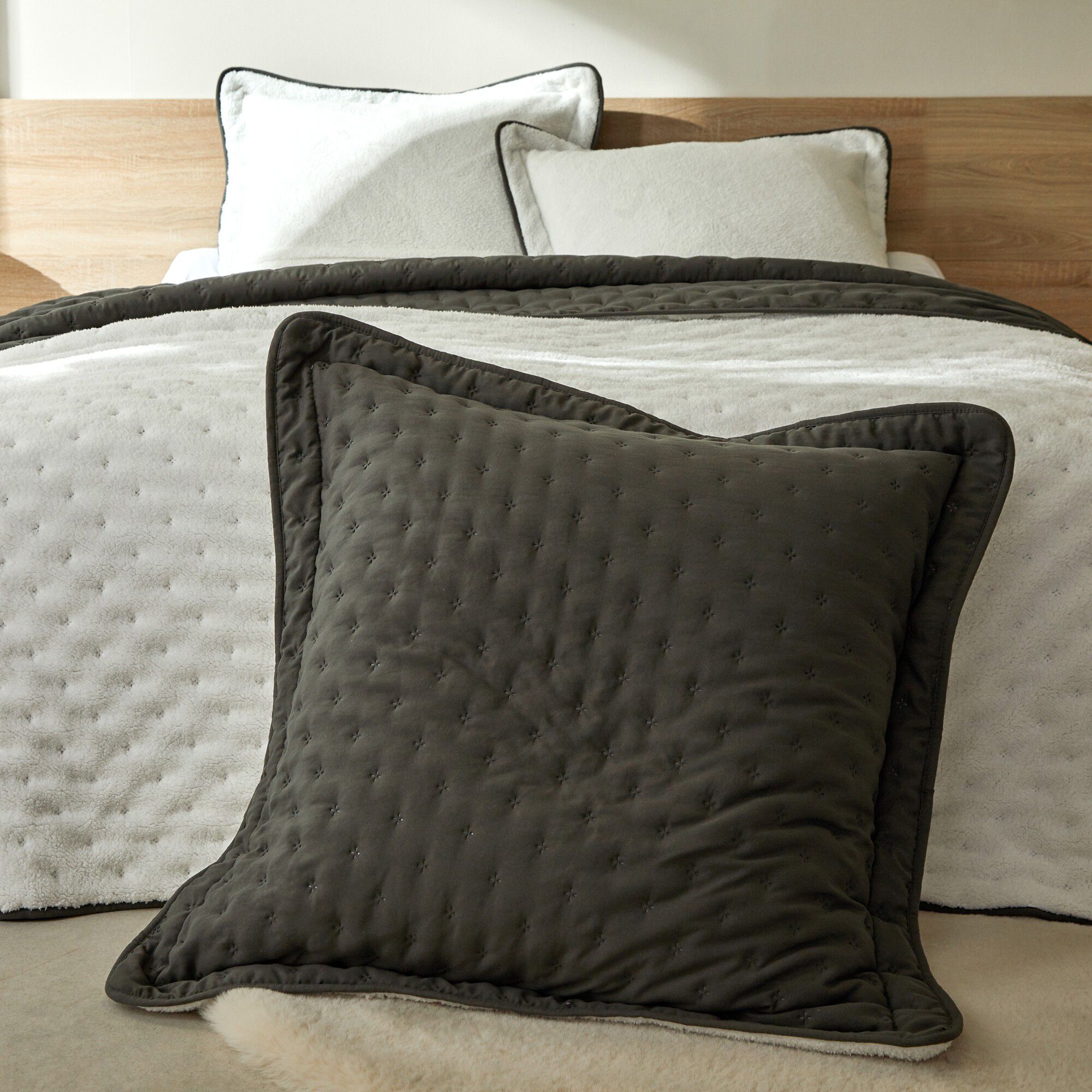 Couvre-lit réversible microfibre matelassée/sherpa
